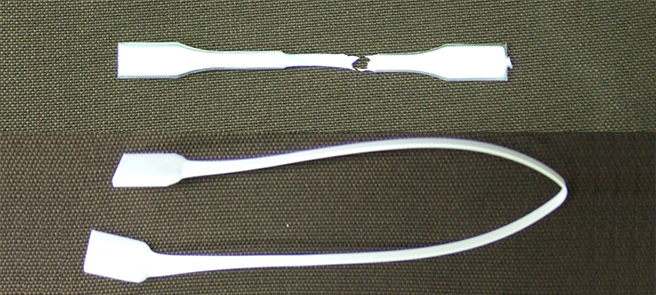 PE/PETアロイの引張試験後のサンプル